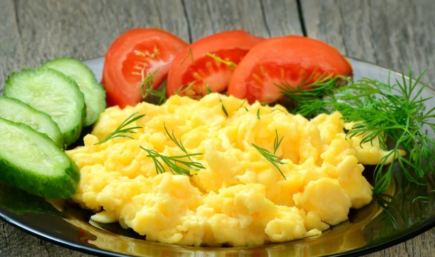 Scrambled Eggs with Tomato and Cucumber 001